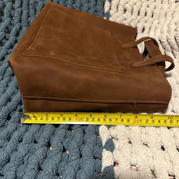 New! Portland Leather AP Medium Crossbody Tote with Zipper in Brown. - Picture 8 of 14